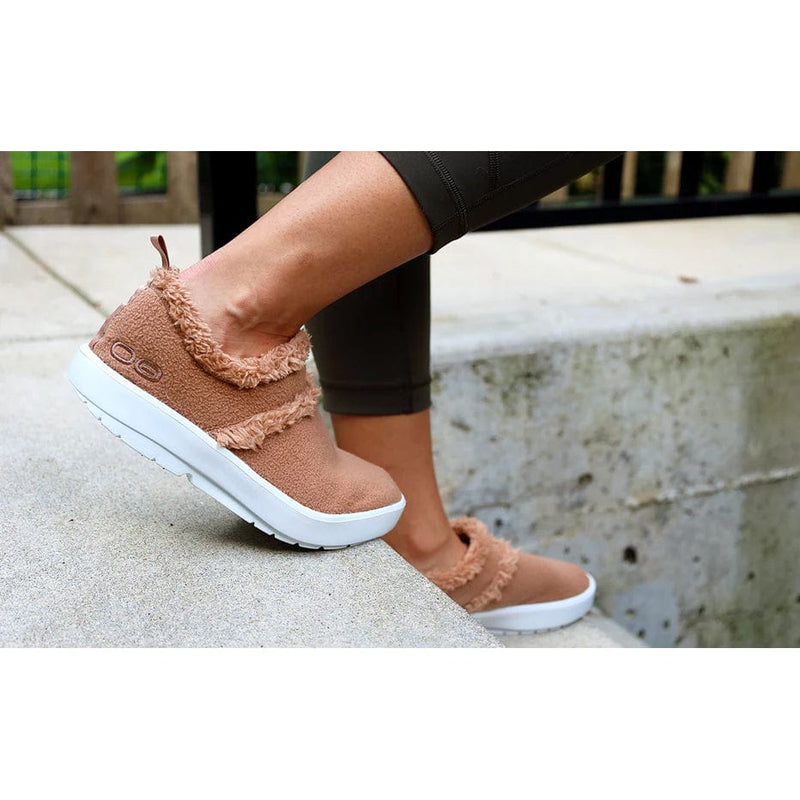 Load image into Gallery viewer, Oofos Women's OOcoozie Low Shoe
