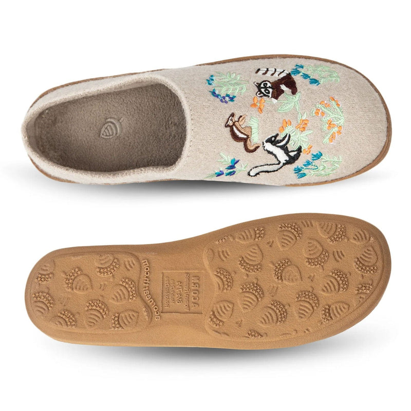 Load image into Gallery viewer, Embroidered slipper with a cat design on a beige background
